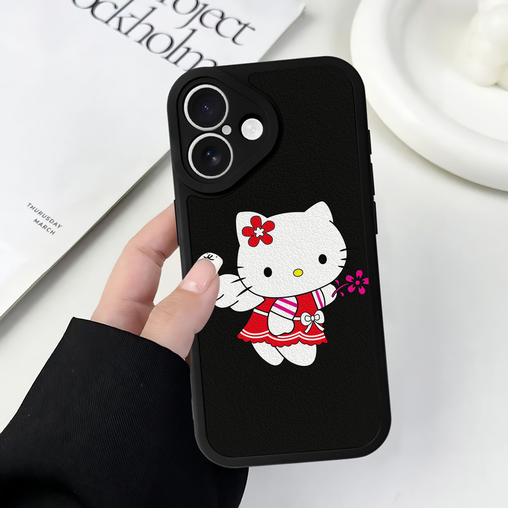 （画像用） Hello Kitty ハローキティ 【iPhone 16シリーズ対応】シリコンスマホケース（レザー調） 材質：シリコン